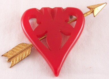 BP298 carved red bakelite heart/arrow pin